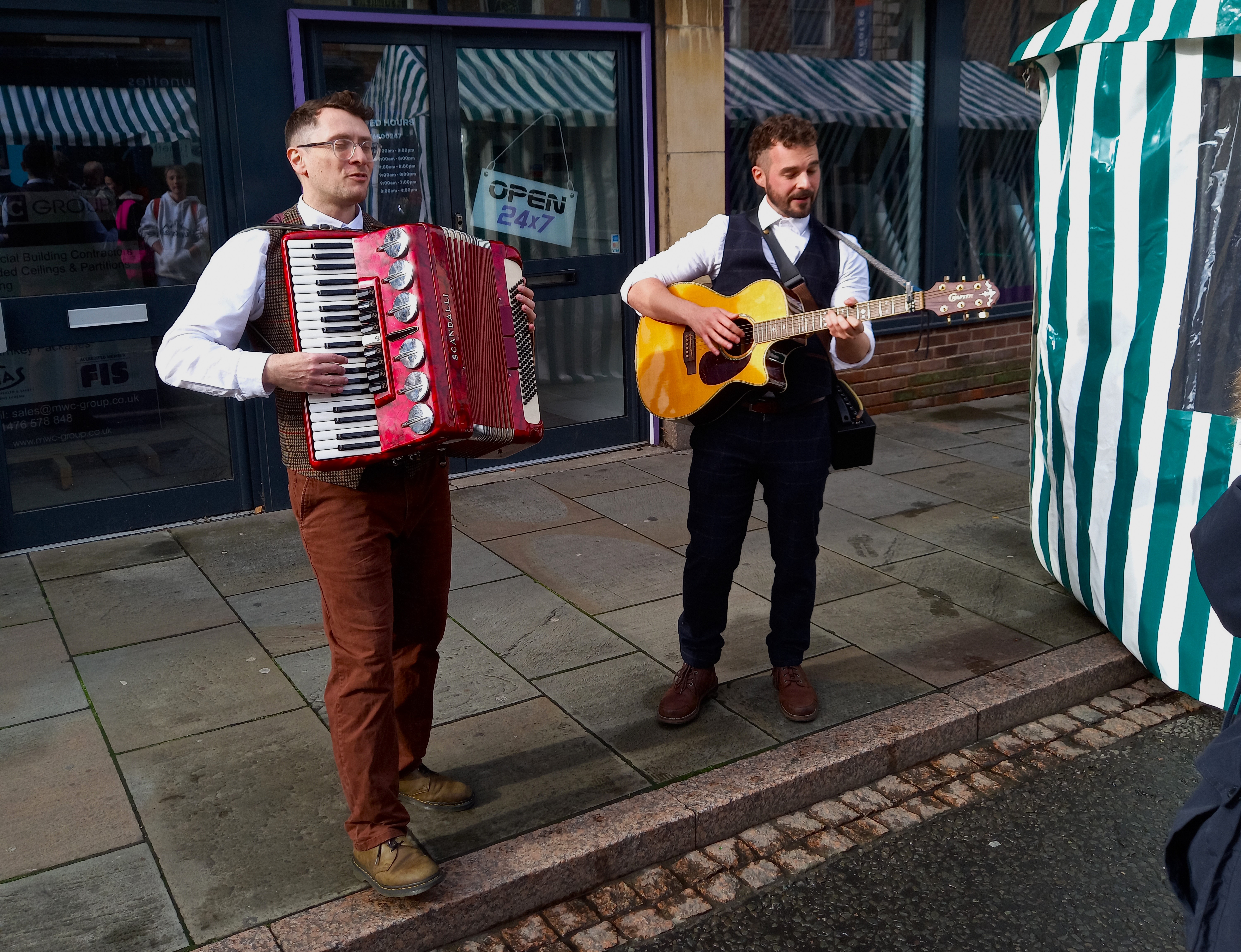 Entertainers Boondog Balladeers at Festival of Community